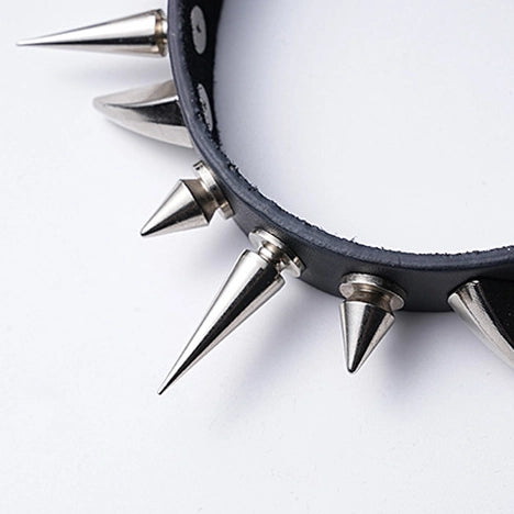 Reverse bone sharp rivet collar