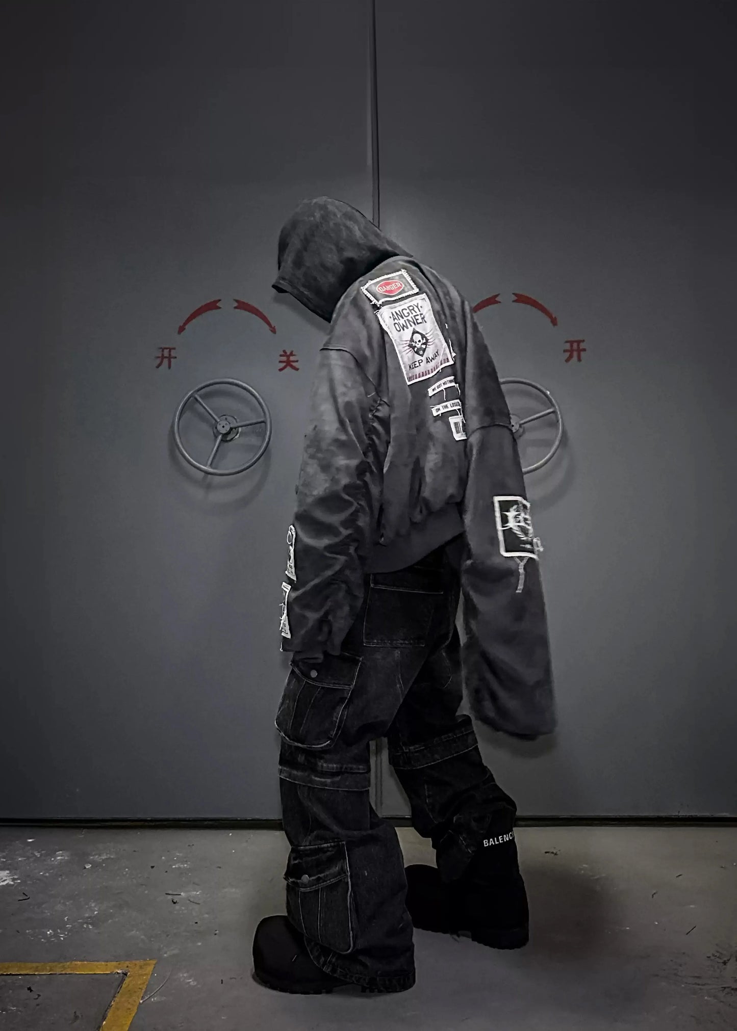 Warning label printed short style coat