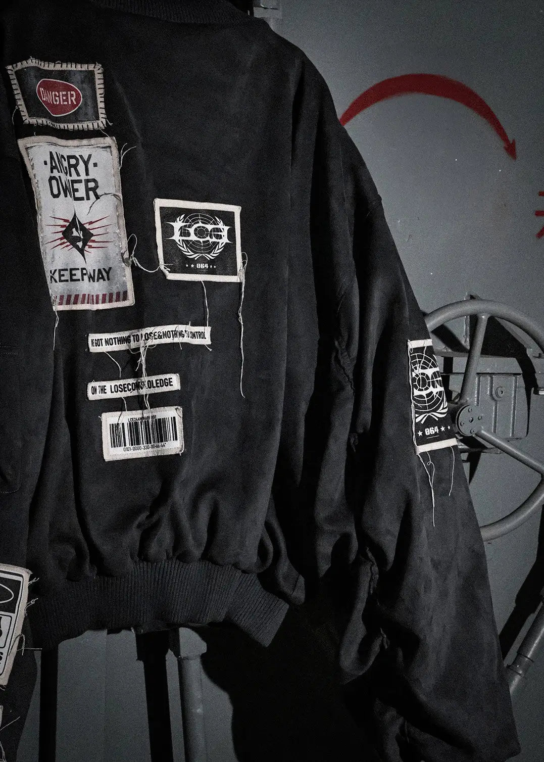 Warning label printed short style coat