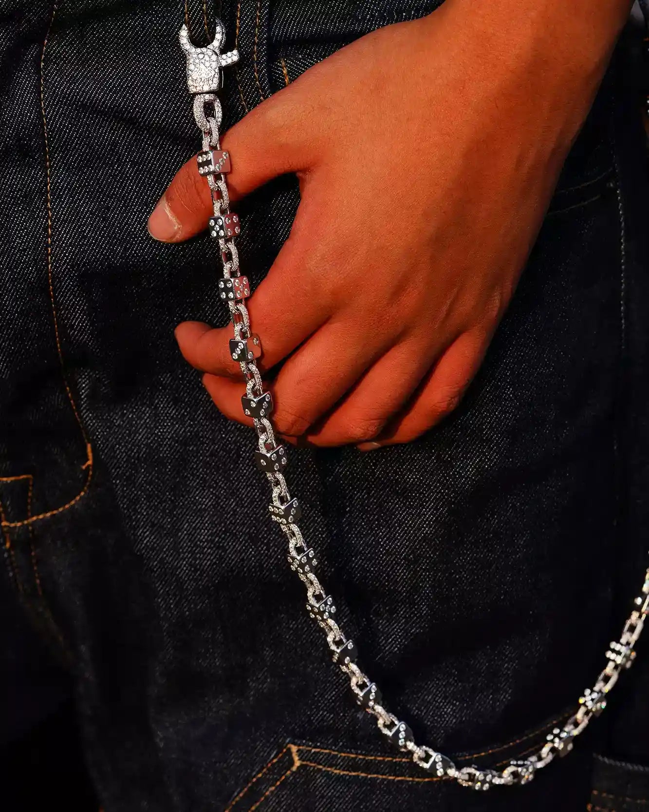 Dice-shaped matrix belt chain